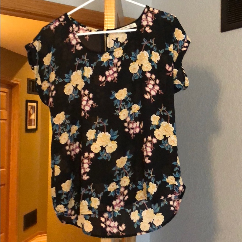 Short sleeve floral top with zipper detail in back